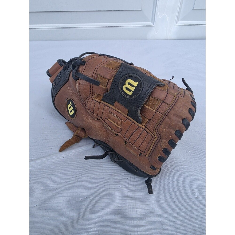 Wilson’s Right Hand Throw 11’ A2445 Baseball Glove Brown And Black Leather